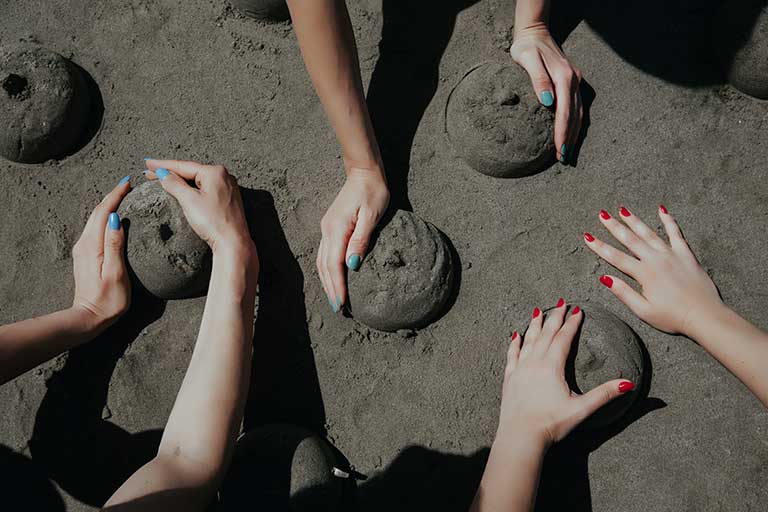 A performance dedicated to all the women who shape our lives.